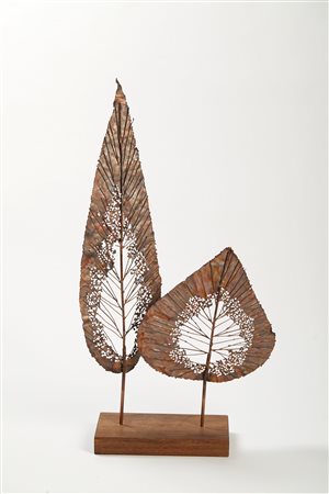 NICOLA ZAMBONI (Bologna 1943) "Foglie". Scultura in bronzo su basamento in...