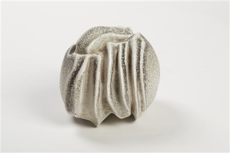 CARLO ZAULI (Faenza 1926 - Faenza 2002) "Sfera". Grès. Anni'70. Cm 21x16x18....