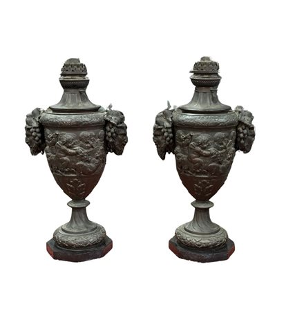 Coppia di caselle in antimonio patinato con decorazioni, periodo XIX secolo....