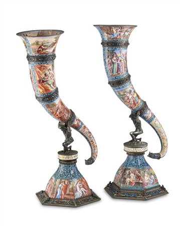 Hermann Böhm (attr), Vienna, circa 1880. Coppia di cornucopie in argento e smal