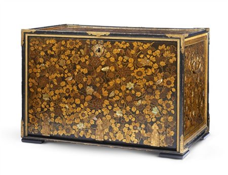 Forziere in legno ebanizzato e laccato con decoro floreale, filettato e parzial