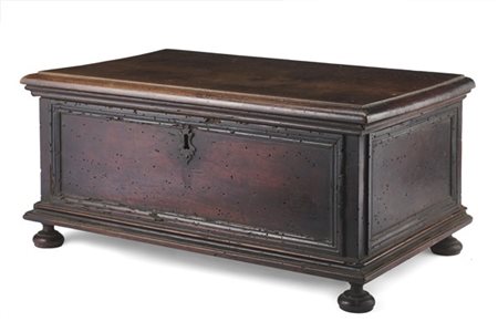 Cofanetto in noce con fronte pannellato, piedini torniti. Secolo XVII (cm 55x26