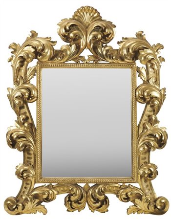 Specchiera con cornice in legno intagliato, traforato e dorato con decoro a car