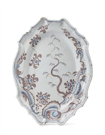 Manifattura dell'Italia meridionale, secolo XVIII. Vassoio a profilo mistilineo