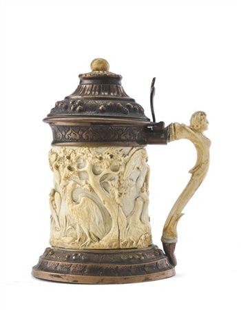 Piccolo tankard in avorio con montatura in rame sbalzato, corpo decorato da bas