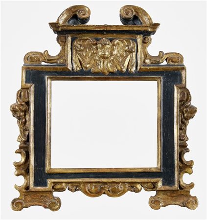 Cornice in legno intagliato, dipinto e dorato con profili sagomati e cimasa sor