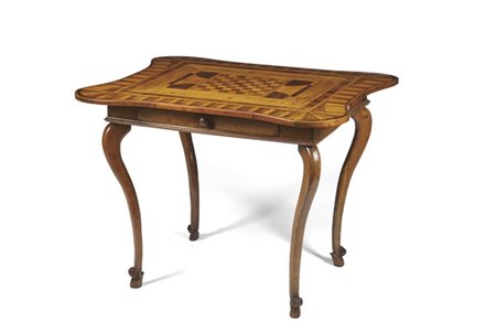Tavolo da gioco lastronato, filettato e intarsiato a scacchiera, un cassetto ne