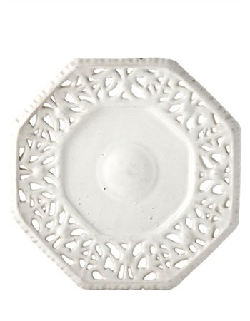 Manifattura di Sassuolo. Antico piatto ottagonale in maiolica bianca con bordo