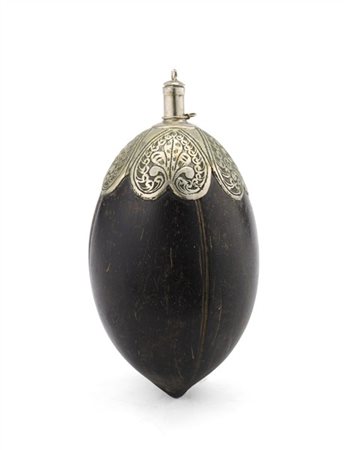 Fiaschetta porta polvere da sparo in seme di cocco con montatura in argento inc