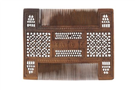 Arte francese, secolo XVI. Pettine in bosso intagliato e traforato a doppia fac