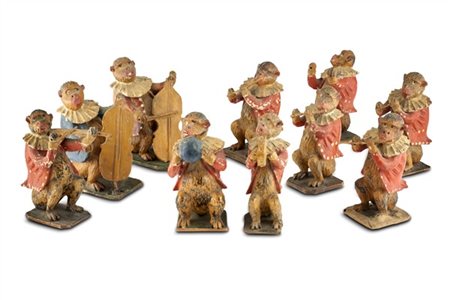 Gruppo di dieci figure di scimmie musicanti in legno intagliato, dipinto e lacc