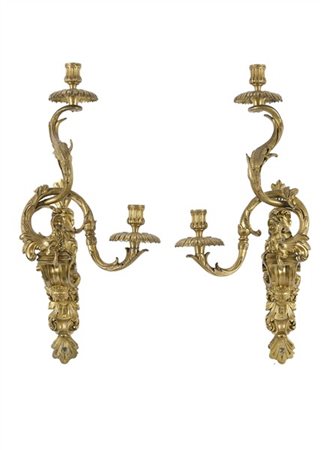 Coppia di applique a due fiamme in bronzo dorato con decoro a volute fogliate e