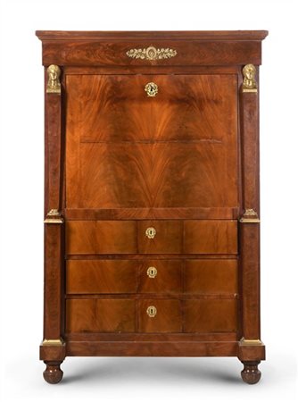 Secretaire lastronato in piuma di mogano con fronte a tre cassetti. Calatoia ch