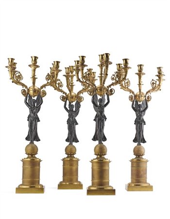 Gruppo di quattro candelabri a sei fiamme in stile Impero in metallo dorato e b