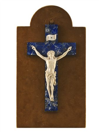 Arte del secolo XIX. Crocefisso in avorio scolpito su croce lastronata in lapis