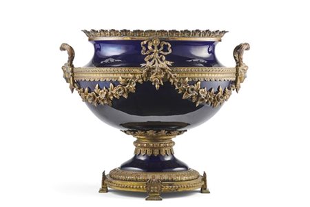 Manifattura del secolo XIX. Centrotavola in porcellana a fondo blu decorate da