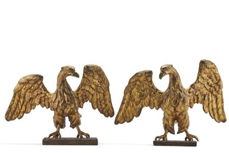Arte del secolo XIX. Coppia di fregi in forma di aquile raffrontate ad ali spie