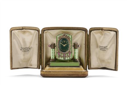 Pendoletta in argento dorato e smalti. Cassa basculante decorata da cornice a c