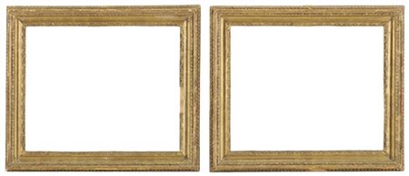 Coppia di cornici in legno intagliato e dorato a doppio ordine con bordure a ov