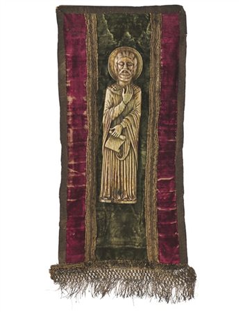 Arte del secolo XIX. Rilievo in avorio intagliato raffigurante Santo (h. cm 27)