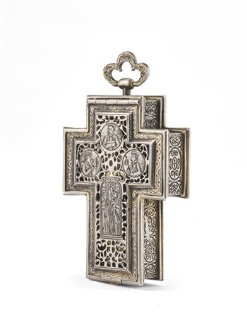 Orologio pendente a forma di croce in argento inciso e traforato. Movimento sol