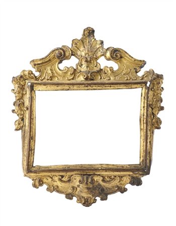 Cornice in rame sbalzato e dorato di forma rettangolare con cimasa e fregio a v