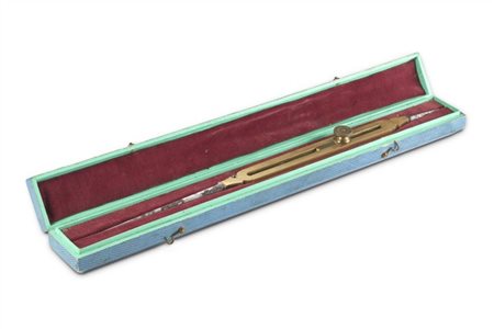 Compasso di riduzione in ottone e acciaio entro custodia. Secolo XIX (h. cm 34)
