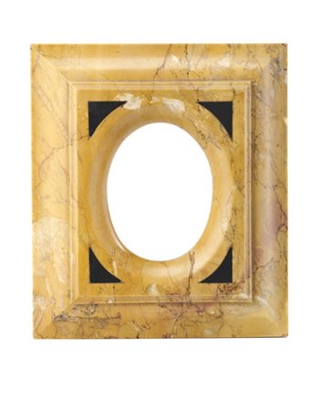 Cornice in marmo giallo Siena di forma rettangolare con rilievo decorato da ins