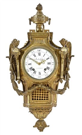 André Goret à Paris. 
Orologio del tipo Cartel in bronzo dorato. Quadrante firm