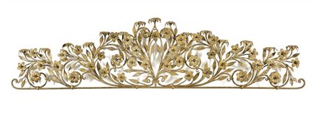 Cimasa in ferro forgiato e dorato a mecca con decoro a volute fogliate. Italia