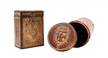 Arte del secolo XVIII. Due diverse custodie in legno rivestito in cuoio impress