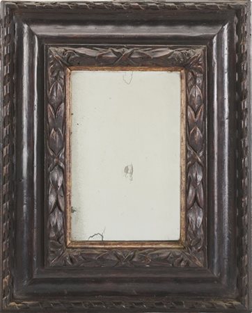 Cornice in legno intagliato e dipinto a doppio ordine con bordura cordonata e a