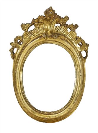 Cornice di forma ovale in legno intagliato e dorato con cimasa traforata e scol