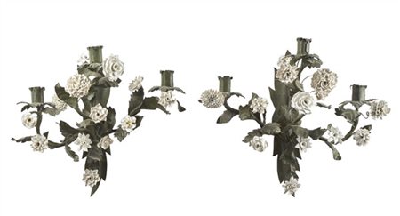 Coppia di applique a tre fiamme in ferro battuto e laccato con decoro fogliato