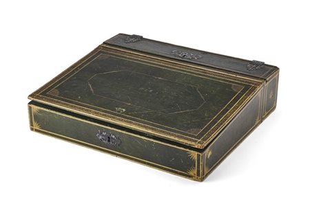 Scrittoio da viaggio in legno rivestito in cuoio impresso in oro, piano ribalta