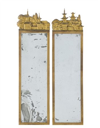 Coppia di specchierine rettangolari con cornice in metallo dorato, cimasa decor