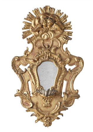 Acquasantiera in legno intagliato e stucco dorato con cimasa centrata da cherub