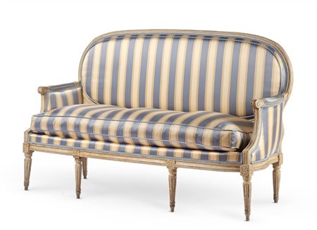 Divano in legno intagliato e laccato, braccioli terminanti a ricciolo, seduta r