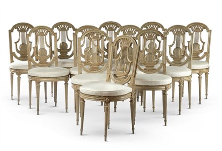 Dodici sedie in legno intagliato e laccato, schienale a giorno centrato da cart