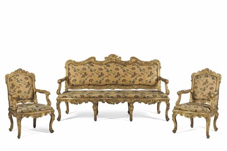 Fornitura da salotto composta da divano e coppia di poltrone in legno intagliat