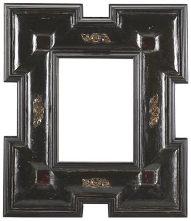 Cornice in legno intagliato ed ebanizzato a profilo mistilineo modanato, insert