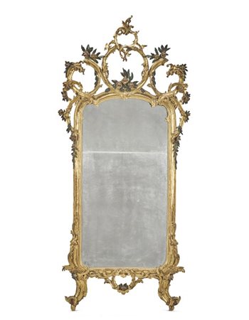 Specchiera con cornice in legno intagliato e dorato. Cimasa e grembiale trafora