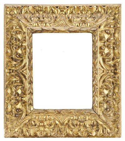 Cornice in legno intagliato e dorato a doppio ordine decorata a motivo fogliace