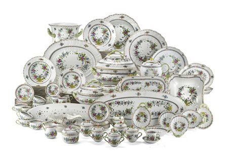 Manifattura di Herend, secolo XX. Servizio da tavola in porcellana bianca con b