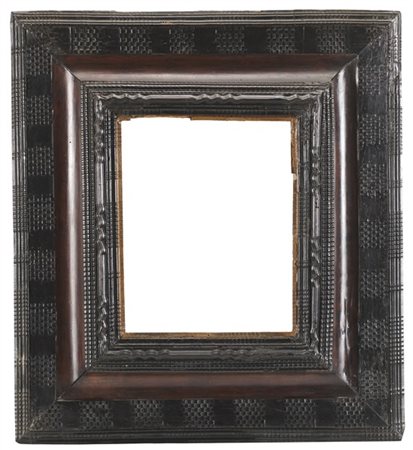 Cornice in legno intagliato guilloché ed ebanizzato a doppio ordine. Secolo XVI