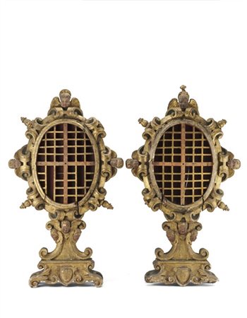 Coppia di porta reliquie in legno intagliato, dipinto e dorato con teca con num