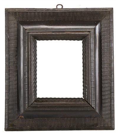 Cornice in legno intagliato guilloché ed ebanizzato a doppio ordine. Secolo XVI