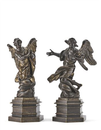 Coppia di angeli in bronzo parzialmente dorato. Raffigurati inginocchiati su di