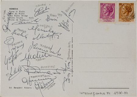 CARTOLINA CON AUTOGRAFI DEI GIOCATORI della squadra INTERNAZIONALE FC.Venezia...