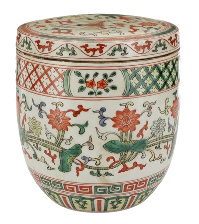 Cina
Contenitore con coperchio con decoro di fiori di loto stilizzati